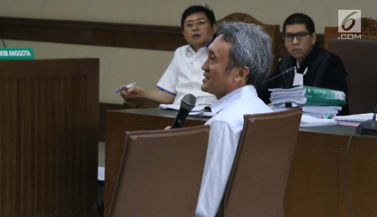 Mantan petinggi Lippo Group, Eddy Sindoro menjawab pertanyaan saat menjadi saksi pada sidang lanjutan dugaan menghalangi proses penyidikan KPK dengan terdakwa Lucas di Pengadilan Tipikor, Jakarta, Kamis (17/1). (Liputan6.com/Helmi Fithriansyah)