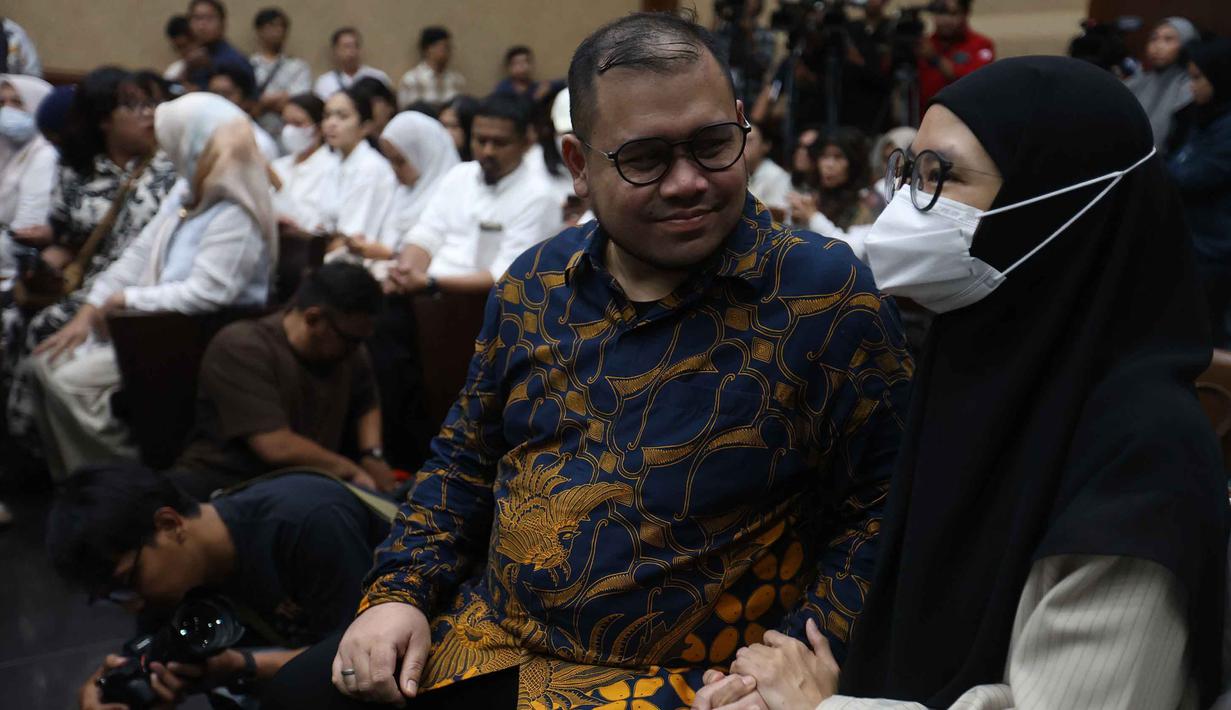 Meski diwarnai perbedaan pendapat alias Dissenting Opinion (DO) oleh dua anggota, majelis pengadil Pengadilan Tindak Pidana Korupsi (Tipikor) pada Pengadilan Negeri (PN) Jakarta Pusat, menjatuhkan vonis empat tahun penjara kepada Ibrahim Arief alias Ibam. Tampak dalam foto, mantan konsultan teknologi Kementerian Pendidikan, Kebudayaan, Riset, dan Teknologi (Kemendikbudristek), Ibrahim Arief alias Ibam (kedua kanan) sesaat sebelum mengikuti sidang pembacaan putusan di Pengadilan Negeri Jakarta Pusat, Selasa (12/5/2026). (Kapanlagi.com/Budy Santoso)