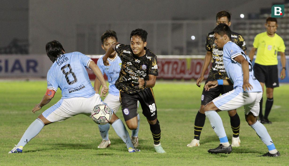 Di bawah asuhan mantan pelatih Madura United ini, pasukan RANS Cilegon FC langsung tampil menyerang sejak menit awal pertandingan. (Bola.com/M Iqbal Ichsan)