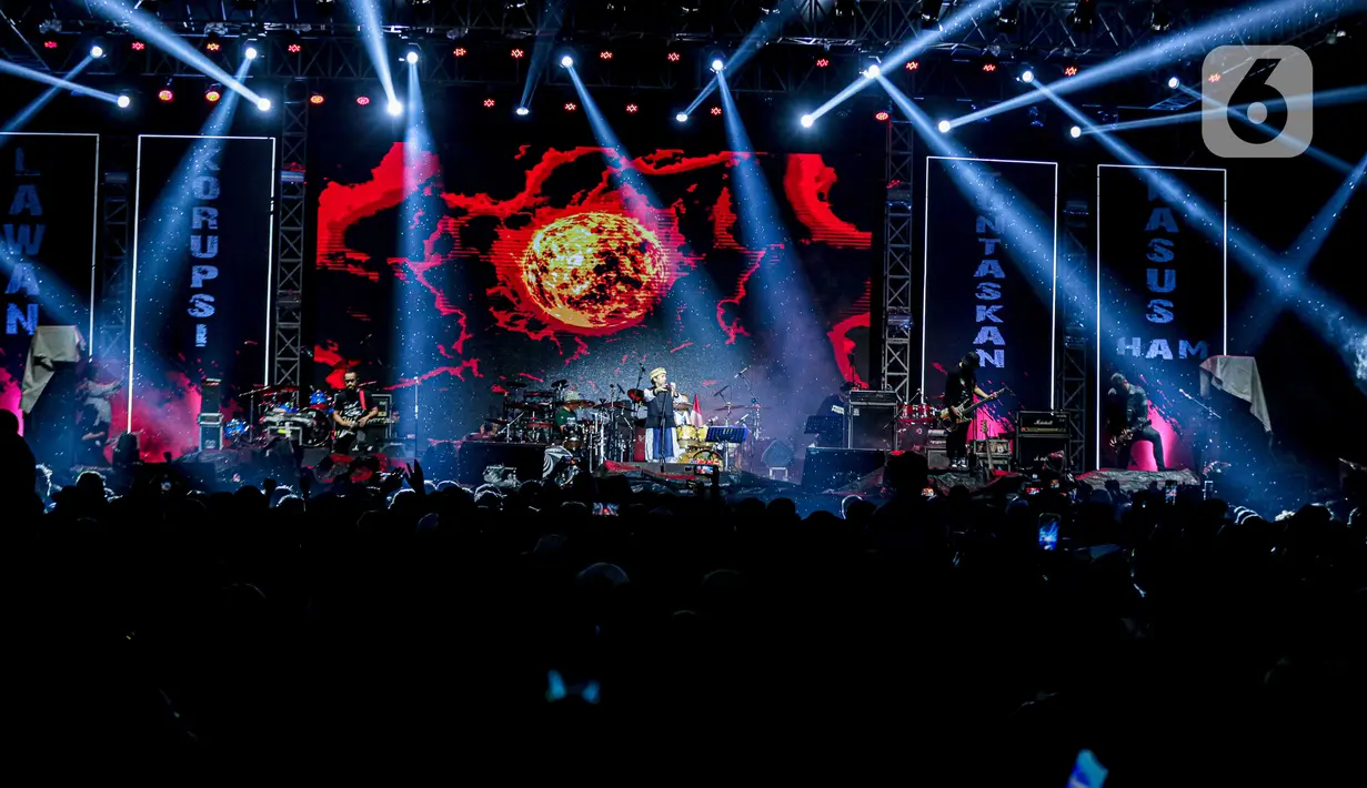 Selain hiburan musik, terdapat juga pameran yang menampilkan wajah-wajah korban hilang Era Orba dan Foto Aksi Mahasiswa pejuang reformasi sebagai cerminan bahwa kasus HAM di Indonesia masih banyak yang belum selesai. (Liputan6.com/Faizal Fanani)