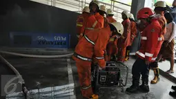 Petugas pemadam kebakaran dikerahkan ke lokasi kebakaran di SPBU Abdul Muis, Jakarta, Senin (12/9). Akibat kebakaran tersebut, SPBU ditutup sementara sampai menunggu penyelidikan lebih lanjut. (Liputan6.com/Gempur M Surya)