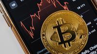 Ilustrasi mata uang Bitcoin beserta pergerakannya. (Credits: pexels.com by Karolina Grabowska)