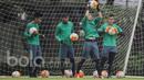 Kiper Bali United, Dicky Indrayana (kedua kanan), menangkap bola saat mengikuti seleksi Timnas Indonesia U-22 di Lapangan SPH Karawaci, Banten, Selasa (28/2/2017). (Bola.com/Vitalis Yogi Trisna)