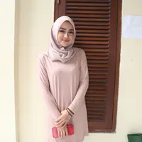 Aryani Fitriana belakangan ini sedang disibukan dengan kegiatan syuting striping sinetron Orang Ketiga. Beruntungnya, ia berada di satu judul sinetron yang sama oleh sang suami, Donny Michael. (Nurwahyunan/Bintang.com)