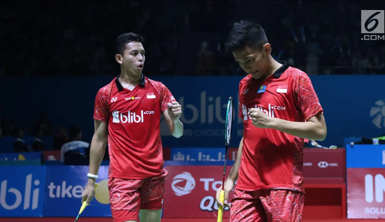 Ganda putra Indonesia, Fajar Alfian/M Rian Ardianto bersorak saat melawan Takeshi Kamura/Keigo Sonoda (Jepang) pada 32 besar Indonesia Open 2018, Istora GBK, Jakarta, Rabu (4/7). Fajar/Rian unggul 21-18, 14-21, 21-18. (Liputan6.com/Helmi Fithriansyah)