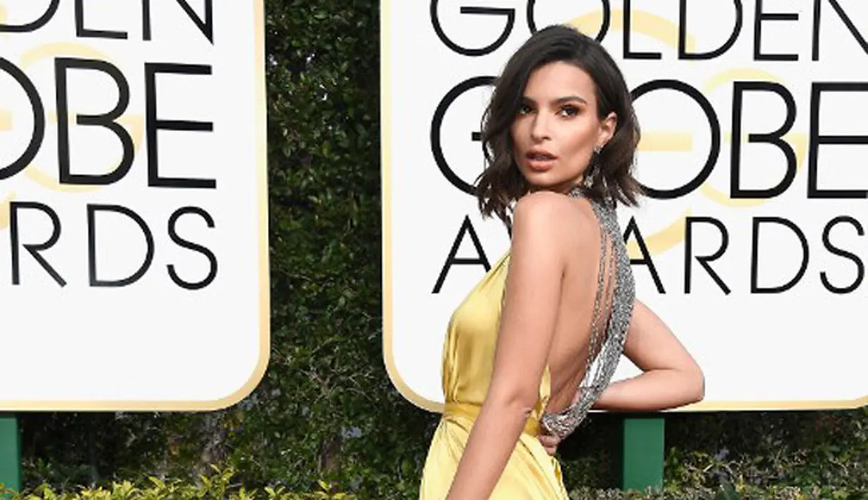 Aktris cantik Emily Ratajkowski, hadir di acara bergengsi itu dengan tampilan yang memukau. Mengenakan gaun panjang berwarna kuning, kecantikan Emily semakin terpancar. Namun ada kejadian memalukan yang tidak disadarinya saat berpose. (AFP/Bintang.com)