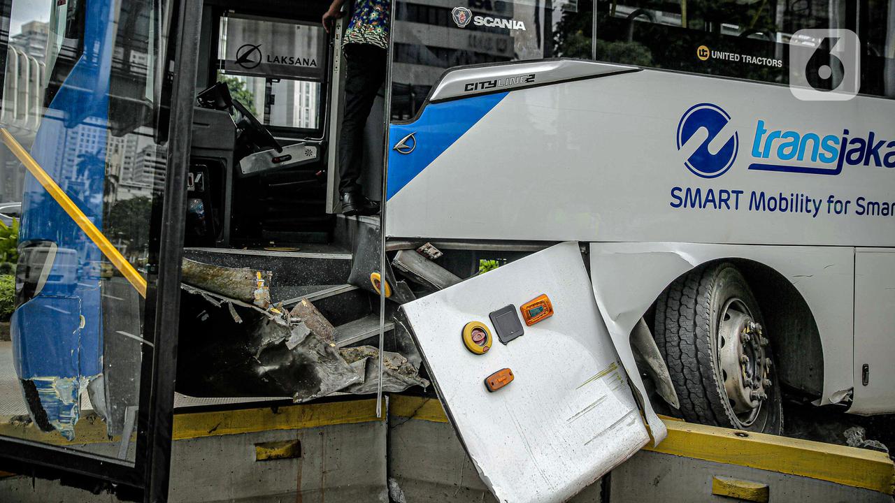 FOTO: Bus Transjakarta Tabrak Separator Busway di Bundaran Senayan