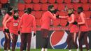 Para pemain Barcelona menikmati latihan jelang digelarnya laga lanjutan Grup B Liga Champions kontra PSV Eindhoven, Rabu (28/11). Dalam laga kali ini Luis Suarez diragukan tampil karena cedera. (AFP/Emmanuel Dunand)