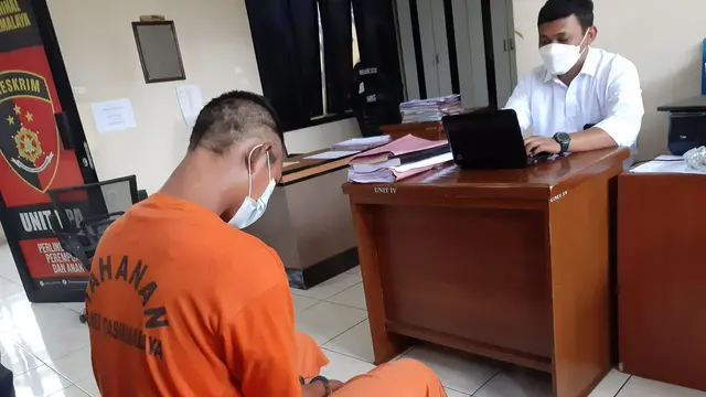Pelaku terpaksa melampiaskan hasrat cintanya dengan memeluk tubuh, memegang alat vital korban, hingga menempelkan alat kemaluan pelaku kepada H (18), sang pujaan hati yang dua kali menolak cintanya.