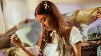 Daniella Gibbs Bawa Kisah Hubungan yang Rumit dan Menguntungkan Satu Pihak di Lagu All About You