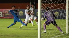 Pemain PS Sleman, Kim Jefferey Kurniawan (tengah) menendang bola ke gawang Persib Bandung yang dijaga I Made Wirawan dalam pertandingan semifinal leg pertama Piala Menpora 2021 di Stadion Maguwoharjo, Sleman, Jumat (16/4/2021). (Foto: Bola.com/Ikhwan Yanuar)