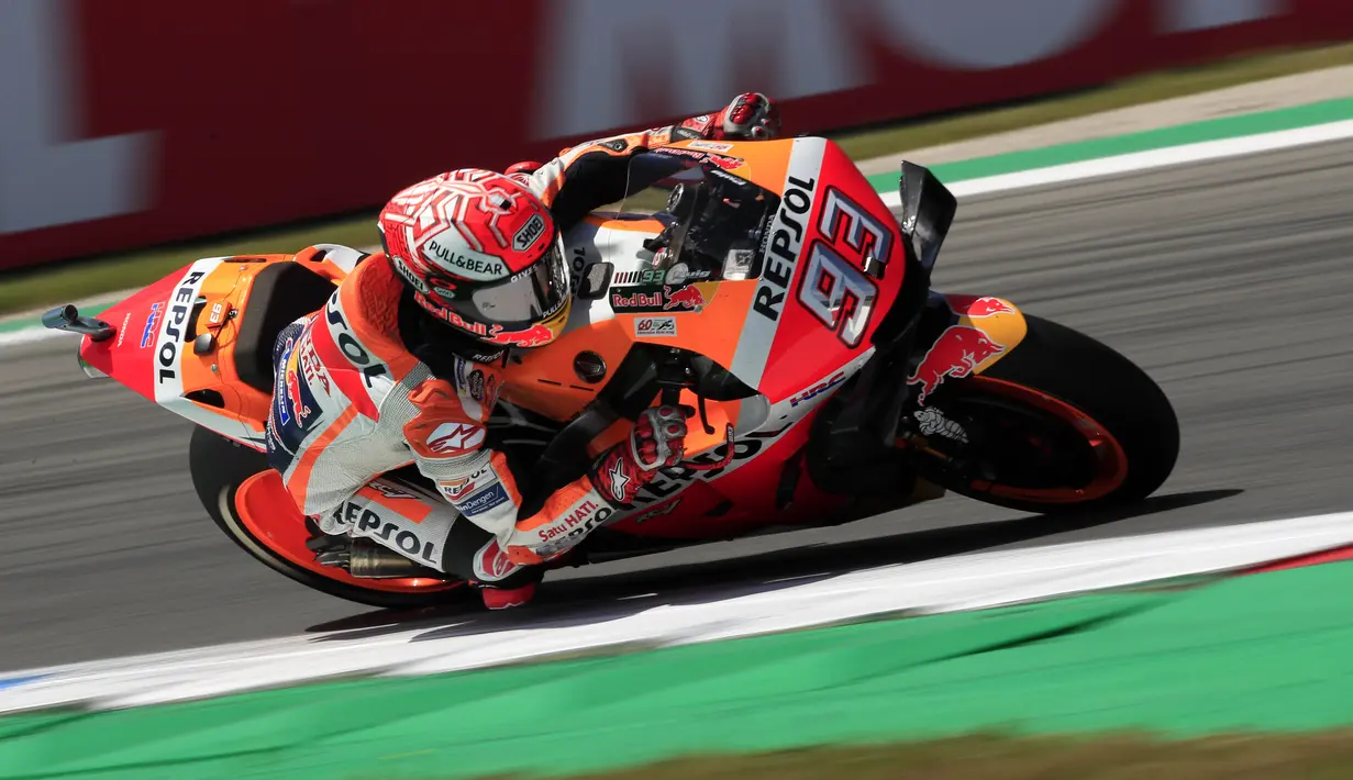 Pebalap Repsol Honda, Marc Marquez, saat beraksi pada MotoGP Belanda di Sirkuit Assen, Belanda, Minggu (30/6/2019). Vinales sukses menjadi juara dengan catatan waktu 40 menit 55,415 detik. (AP//Peter Dejong)