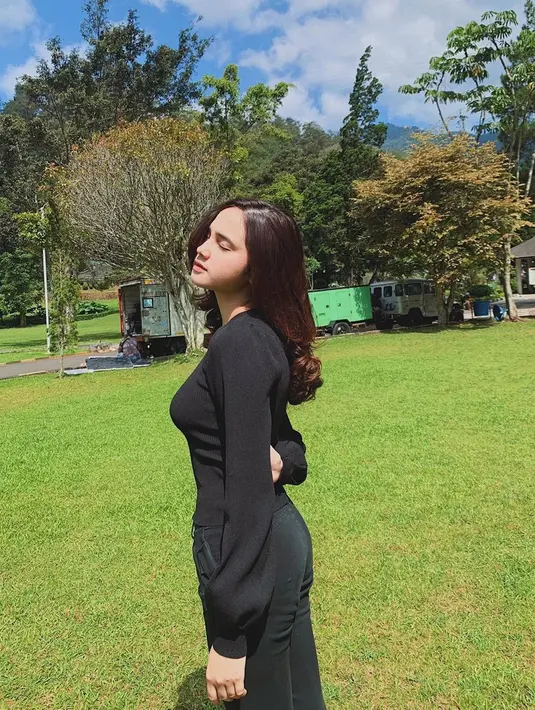 Selain tampil stylish, busana warna hitam juga menonjolkan kesan elegan pada Syifa Hadju. Sehingga pemain sinetron Mermaid In Love ini terlihat lebih dewasa dan semakin menawan.(Liputan6.com/IG/@syifahadjureal)