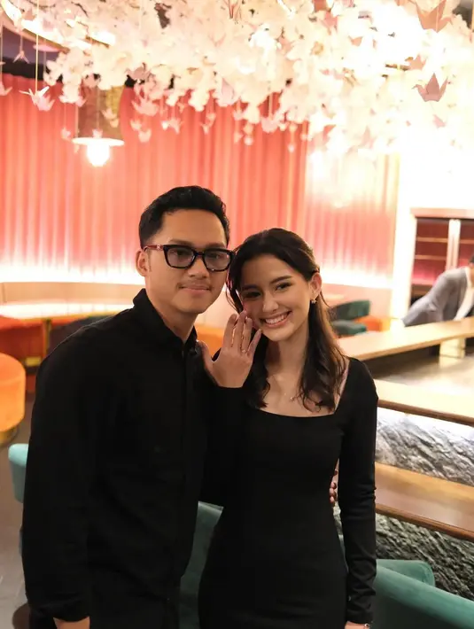 Lamaran Azriel dan Sarah (Instagram/azriel_hermansyah)