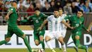 Striker Argentina, Sergio Aguero, dihadang para pemain Bolivia pada laga Grup D Copa America Centenario 2016 di CenturyLink Field, Seattle, Rabu (15/6/2016). (AFP/Jason Redmond)