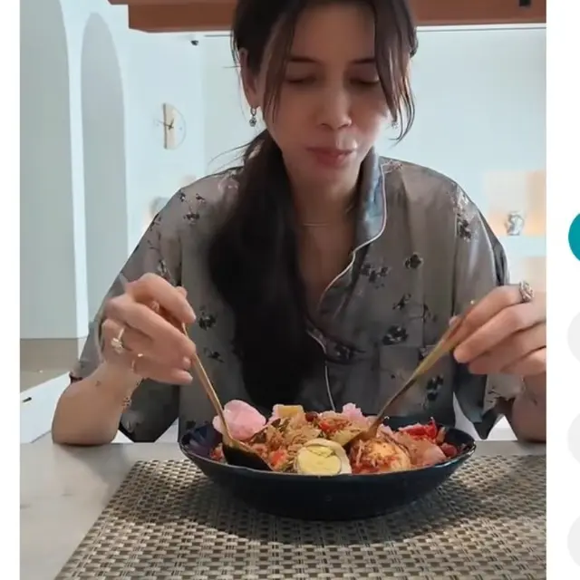 Sabrina Chairunnisa Kalap Makan Saat Lebaran, Deddy Corbuzier Sebut Soal Sundel Bolong.  foto: TikTok @volley.pantai.bea