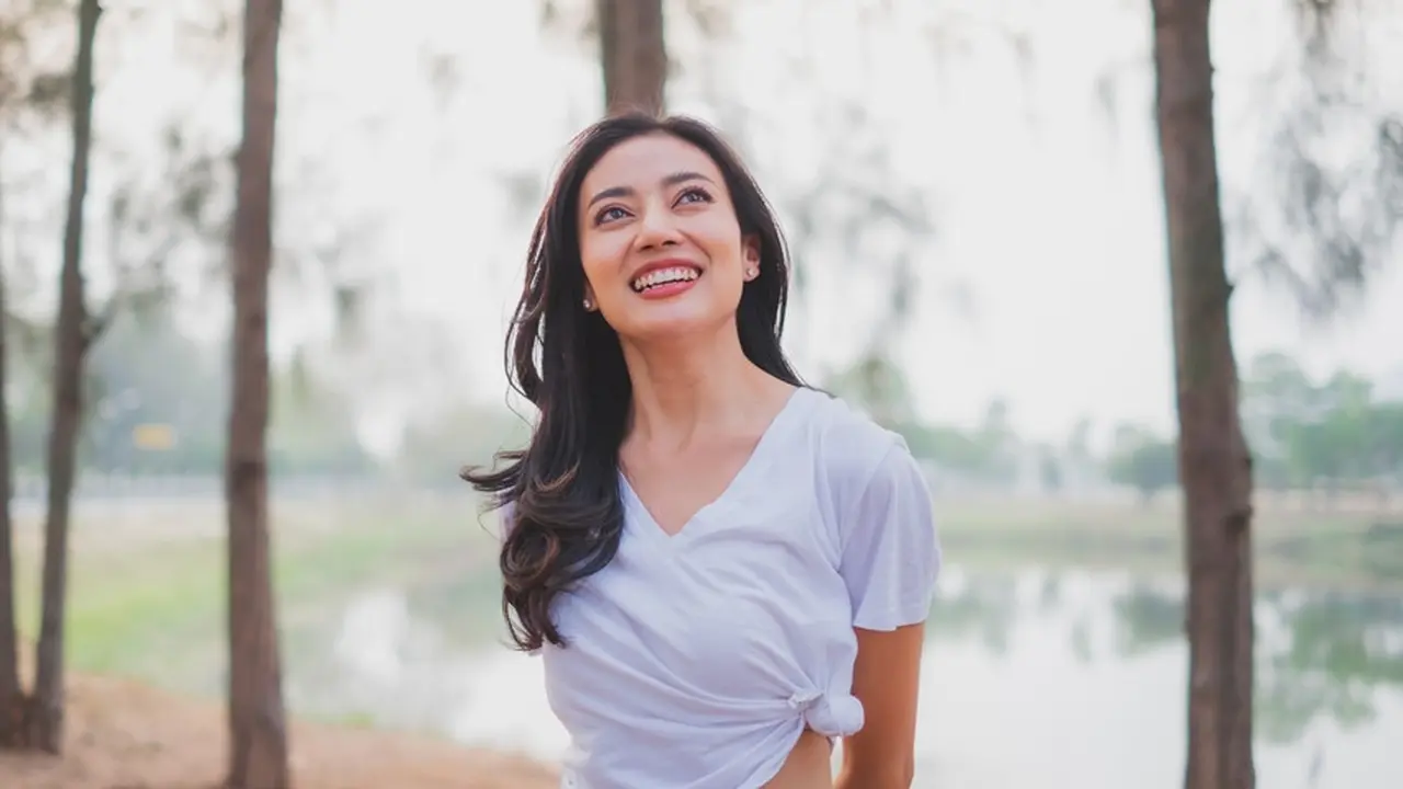 perempuan santai tersenyum