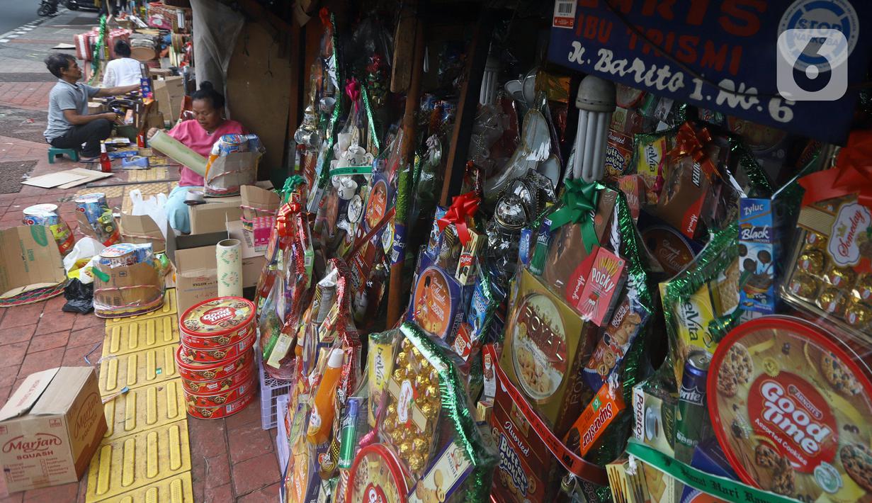 Pedagang menata isi parsel di Barito, Jakarta, Rabu (13/5/2020). Di tengah pandemi virus corona COVID-19, para pedagang mengaku penjualan parsel Lebaran menurun hingga 80 persen dari tahun sebelumnya. (Liputan6.com/Herman Zakharia)