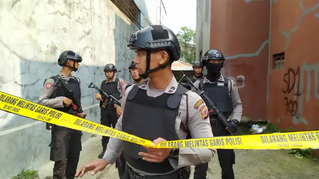 Densus 88 Antiteror Mabes Polri menggelar olah TKP di rumah terduga teroris E di Cibinong, Bogor, Sabtu (18/5/2019).
