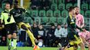 Pemain AC Milan, Mbaye Niang melepaskan tembakan kearah gawang Palermo pada lanjutan Serie A Liga Italia di Stadion Renzo Barbera, Palermo, Kamis (4/2/2016) dini hari WIB. (AFP/Giovanni Isolino)