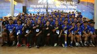 Ketua Umum PSSI, Erick Thohir&nbsp;berfoto bersama&nbsp;dengan pelatih Timnas Indonesia U-16, Bima Sakti dan pemain U-16&nbsp;saat kegiatan BRImo Future Garuda di Lapangan BRILiaN Stadium, Jalan Fatmawati Raya, Jakarta, Selasa (30/05/2023). (Bola.com/Bagaskara Lazuardi)