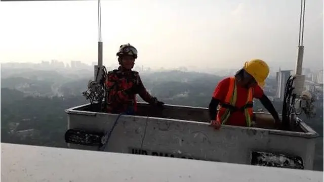 Terlalu Bertingkah, Kucing Ini Terjebak di Atap Gedung Bertingkat Tinggi