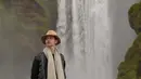 Mengabadikan momen di alam yang indah juga dilakukan oleh Faul saat berada di sebuah wisata air terjun di Islandia. Ia mengenakan topi khas koboi dengan syal panjang yang menghangatkan lehernya. Punya karir mentereng, diketahui pria 27 tahun ini sedang menempuh S3 di sebuah universitas ternama. (Liputan6.com/IG/@faul.lida2019)