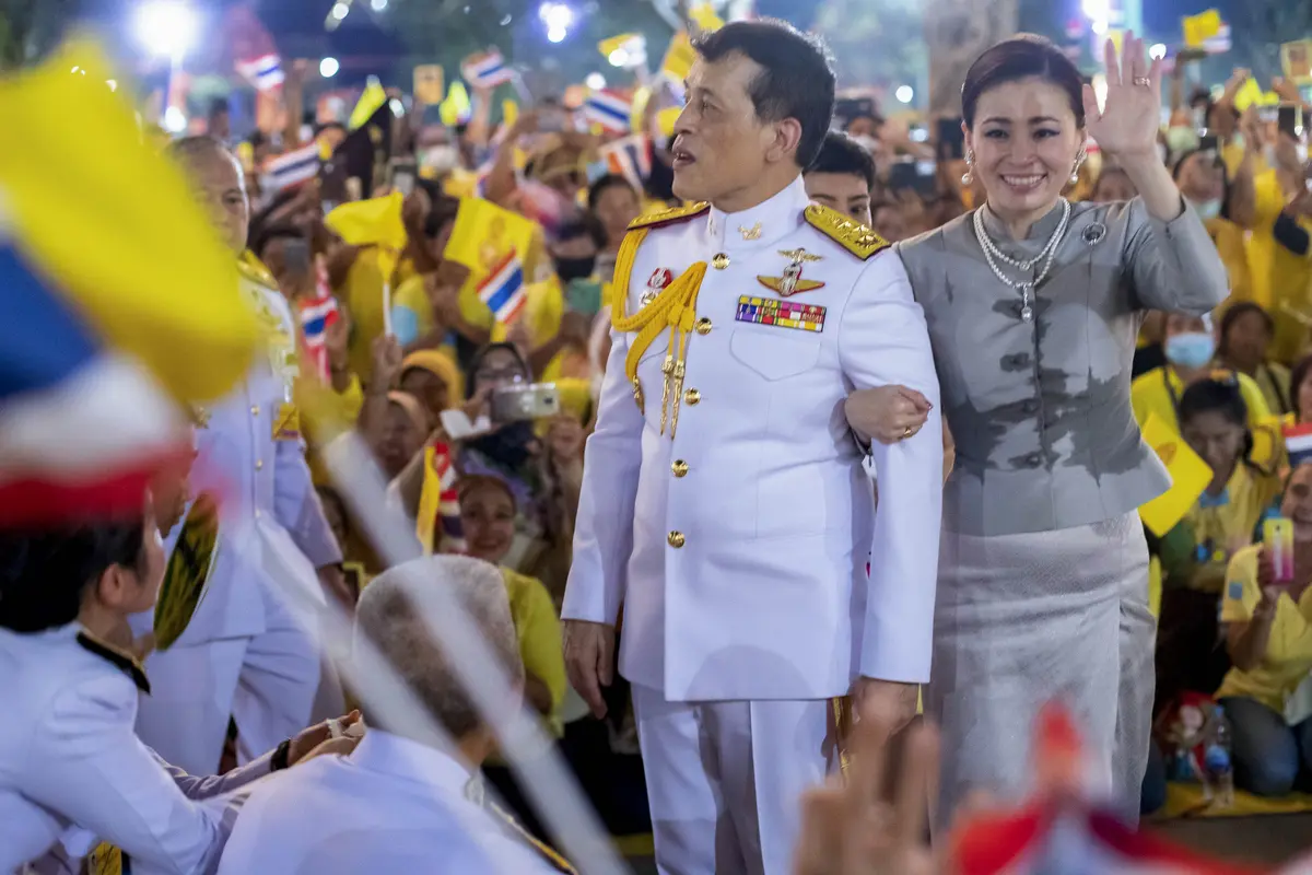 Raja Thailand Temui Para Pendukung