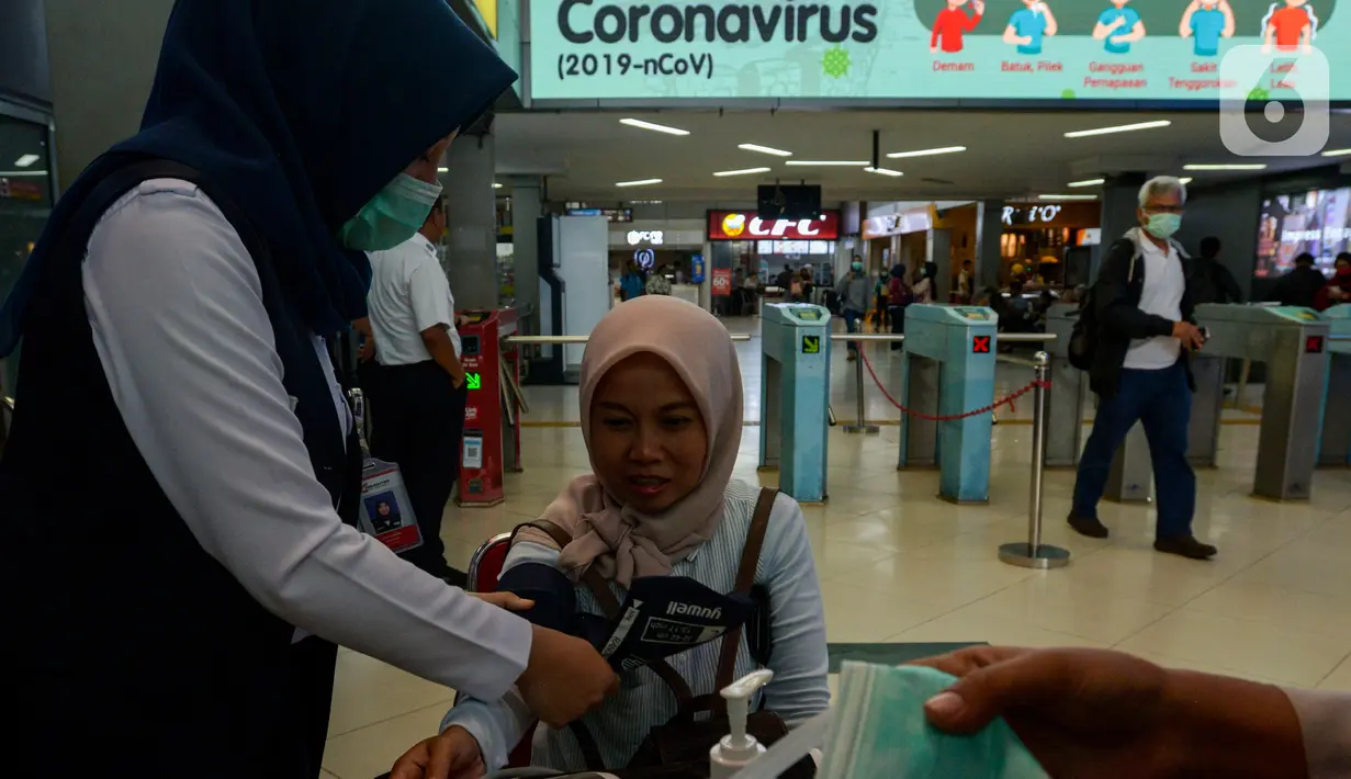 Seorang pengguna KRL menjalani pemeriksaan kesehatan di Stasiun Sudirman, Jakarta, Selasa (4/2/2020). PT Kereta Commuter Indonesia (KCI) melakukan sosialisasi tentang pencegahan penyebaran virus corona sambil membagikan masker secara gratis kepada penumpang. (merdeka.com/Imam Buhori)