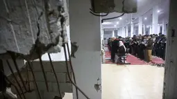 10 malam terakhir bulan suci Ramadan, khususnya pada malam ganjil, umat Islam sangat dianjurkan untuk meningkatkan ibadah atau amalan. Tampak dalam foto, umat Muslim melaksanakan salat malam di Masjid Mahaba yang rusak selama perang Israel-Hamas di Khan Yunis, Jalur Gaza selatan pada Senin 16 Maret 2026. (Bashar Taleb/AFP)