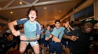 Skuad Arsenal bersorak gembira menyambut gelar juara Liga Inggris 2025/2026 setelah AFC Bournemouth berhasil menahan imbang Man City dalam lanjutan Liga Inggris 2025/2026. (Dok. Arsenal)