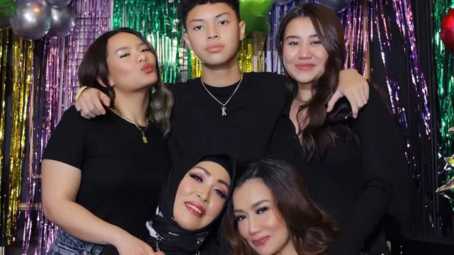 Momen Angelina Sondakh dan Reza Artamevia Bareng Tiga Anaknya, Penuh Kehangatan