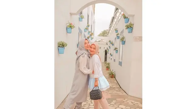 Tak Kalah Memesona, Ini 6 Potret Shafira Amalia Adik Dinda Kirana