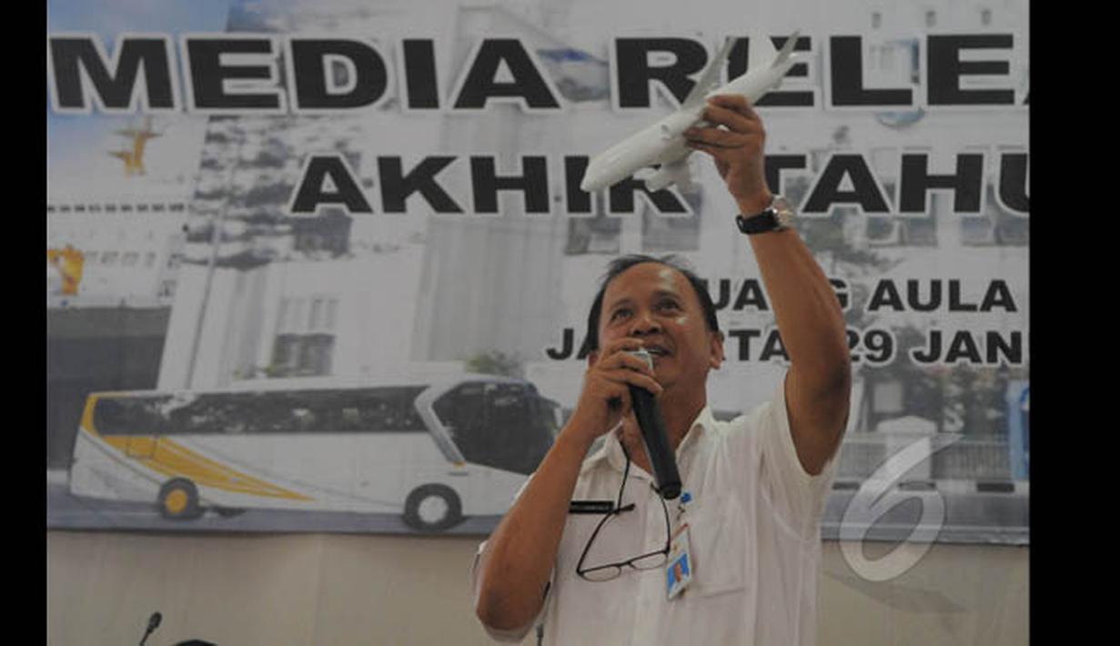 Anggota Tim Investigasi AirAsia QZ8501, Kapten Ertata Lananggalih menjelaskan perkiraan proses jatuhnya pesawat saat berlangsungnya Media Rilis KNKT Tahun 2014 di Jakarta, Kamis (29/1/2015). (Liputan6.com/Herman Zakharia)