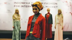 Seorang model memamerkan salah satu rancangan desainer Indonesia saat acara Indonesia Moslem Fashion di Gedung Kementerian Perdagangan RI, Jakarta, Rabu (29/10/2014) (Liputan6.com/Faizal Fanani)