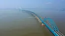 Foto dari udara menunjukkan pemandangan jembatan yang menghubungkan Nantong dan Zhangjiagang di Provinsi Jiangsu, China, Selasa (30/6/2020). Jembatan jalan raya dan kereta api kabel pancang tersebut dibuka untuk lalu lintas pada 1 Juli. (Xinhua/Ji Chunpeng)