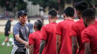 Pelatih Timnas Indonesia, Shin Tae-yong menyalami pemain saat latihan terbuka yang berlangsung di Stadion PTIK, Jakarta, Senin (20/03/2023). (Bola.com/Bagaskara Lazuardi)