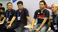 Legenda bulu tangkis Indonesia Alan Budikusuma (kiri kedua), Hariyanto Arbi (tengah), Christian Hadinata (kanan) memuji penampilan Jonatan Christie, Ihsan Maulana, dan Anthony Sinisuka Ginting di BCA Indonesia Open Super Series Premier 2016. (Humas PBSI)