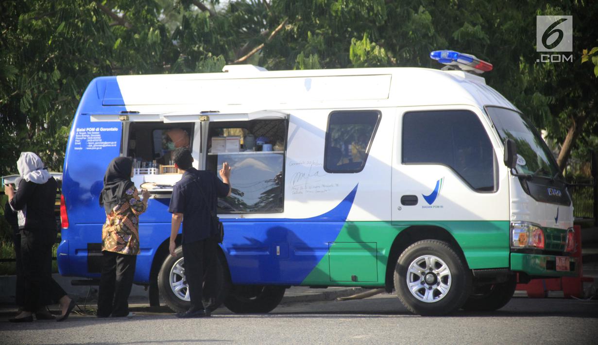 Mobil BPOM Gorontalo saat menginspeksi makanan berbuka puasa atau takjil di sejumlah tempat di Kabupaten Gorontalo, Selasa (14/5/2019). BPOM Gorontalo akan menyerahkan temuan makanan mengandung bahan berbahaya ke penyidik. (Liputan6.com/Arfandi Ibrahim)