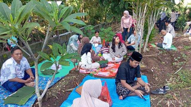 Ratusan warga di Banyuwangi ikuti Lebaran kuburan setiap Hari Raya Idul Fitri 2 Hari (Istimewa)