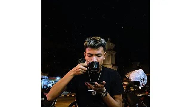 6 Penampilan Brylian Aldama Gelandang Persebaya saat Berlibur, Santai Tapi Kece