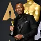 Ajang penghargaan Piala Oscar kembali diselenggarakan, dan nama  Mahershala Ali hadir menjadi salah satu pemenangnya. Ali kabarnya menjadi aktor muslim pertama yang berhasil membawa pulang piala Oscar tersebut. (AFP/Bintang.com)