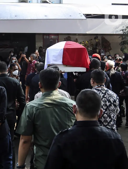 Jenazah almarhum Menpan RB Tjahjo Kumolo tiba dari Rumah Sakit Abdi Waluyo di Rumah Dinas Widya Candra, Jakarta, Jumat (1/7/2022). Sebelumnya, Tjahjo Kumolo memang diketahui tengah menjalani perawatan intensih dalam beberapa hari terakhir. (Liputan6.com/Johan Tallo)