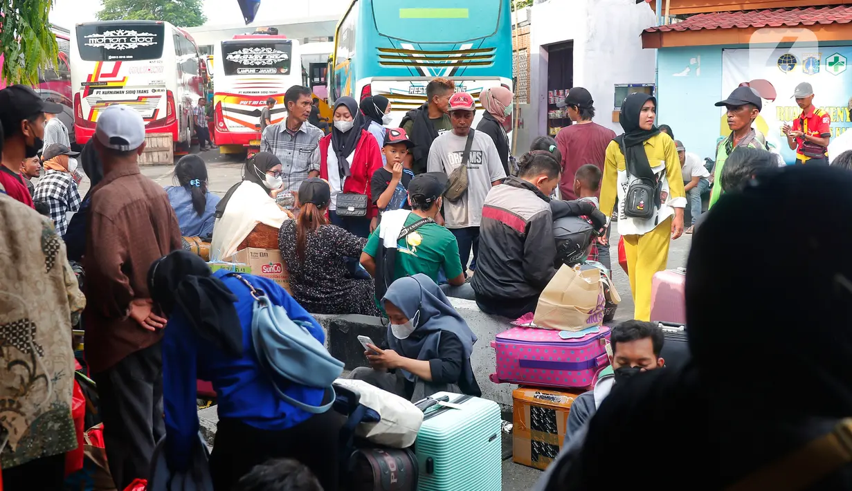 Ribuan orang secara bersamaan mendatangi Terminal Kalideres untuk berangkat menuju berbagai destinasi, di antaranya, Jawa Tengah, Padang, Palembang, Bengkulu dan Lampung. (Liputan6.com/Angga Yuniar)