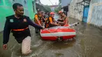 Tim SAR dari Badan Penanggulangan Bencana Daerah (BPBD) Tangerang Selatan mengevakuasi warga lanjut usia (lansia) yang sakit saat banjir di Perumahan Taman Mangu, Tangerang Selatan, Banten, Selasa (12/11/2024). (merdeka.com/Arie Basuki)