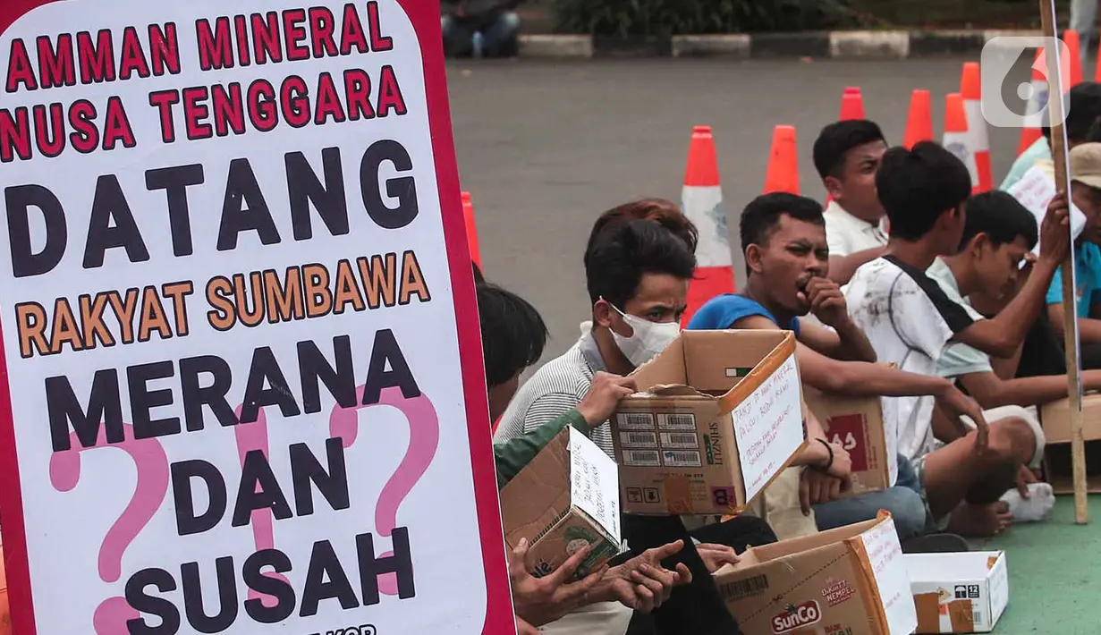 Massa Aliansi Masyarakat Anti Mafia Tambang (AMANAT) berunjuk rasa dengan aksi mengemis massal di depan Gedung MPR/DPR, Jakarta, Rabu (9/11/2022). Aksi tersebut  meminta anggota DPR untuk mengambil langkah tegas untuk menyelamatkan hajat hidup masyarakat Sumbawa Barat, NTB, terkait permainan mafia pertambangan di PT Amman Mineral Nusa Tenggara (AMNT). (Liputan6.com/Herman Zakharia)