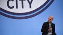 Pep Guardiola terlihat senang pada acara perkenalan Manchester City di City Football Academy, Manchester, (3/7/2016). (AFP/Oli Scarf)