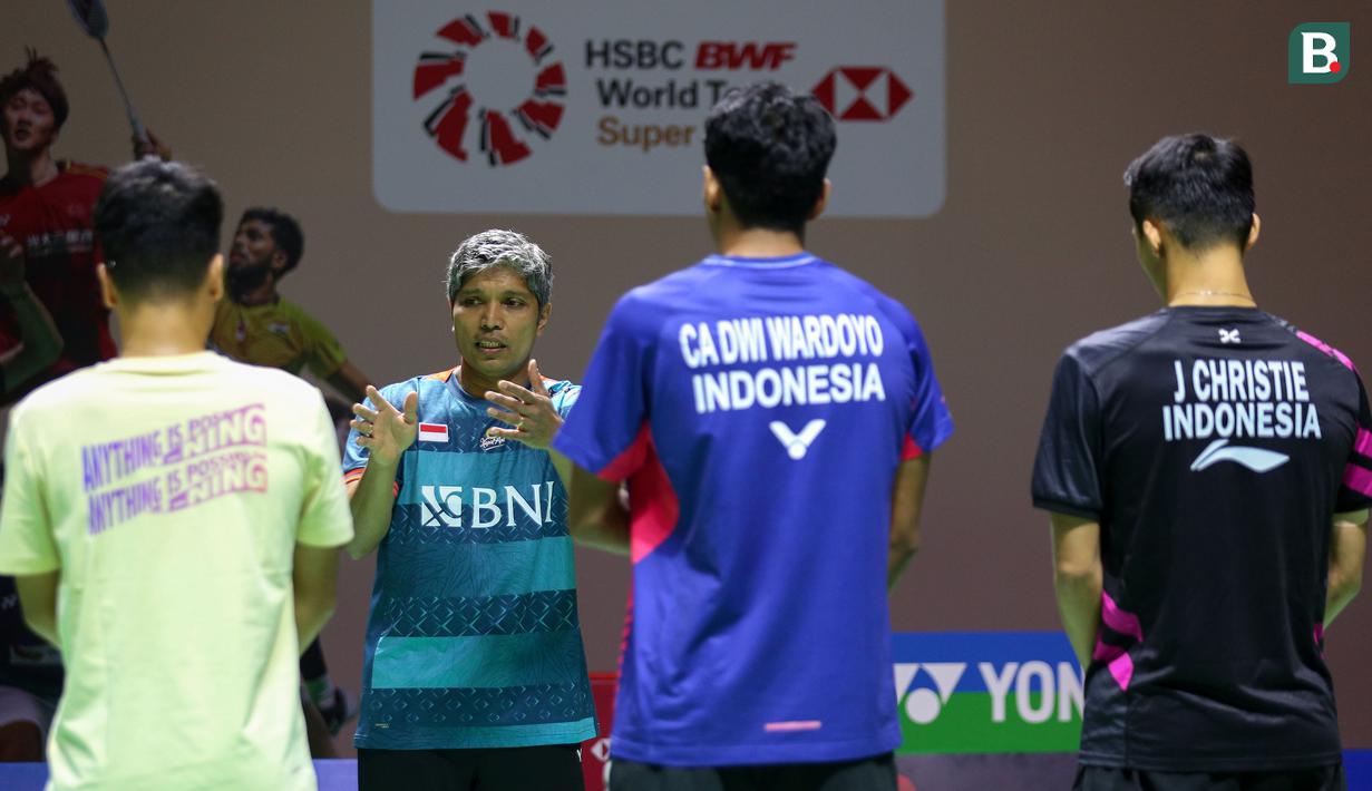 Pelatih kepala pebulu tangkis tunggal putra Indonesia, Irwansyah memberikan arahan kepada Anthony Sinisuka Ginting (kiri), Chico Aurta Dwi Wardoyo, dan Jonatan Christie saat latihan menjelang Indonesia Open 2023 di Istora Senayan, Jakarta, Senin (12/06/2023). Turnamen BWF Super 1000 tersebut diikuti oleh 268 atlet dari 20 negara yang berlangsung pada 13-18 Juni 2023. (Bola.com/Bagaskara Lazuardi)