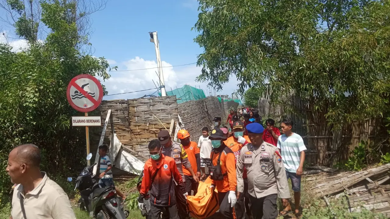Tim SAR Gabungan mengevakuasi jenazah lansia yang hanyut terbawa  arus sungai di Jember (Istimewa)