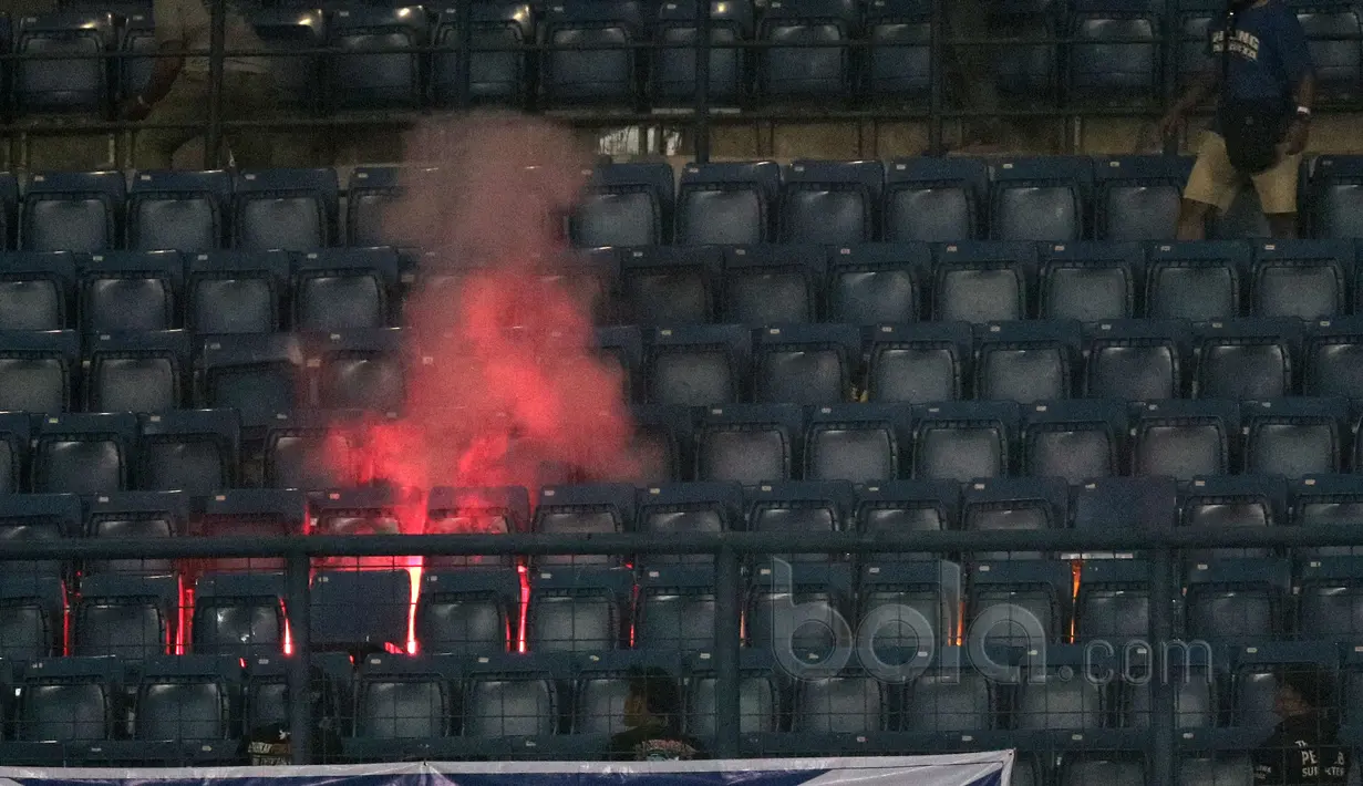  Flare tersebut dilempar ke arah penonton yang lain usai laga Persib Bandung melawan Persipura Jayapura pada laga Liga 1 2017 di Stadion GBLA, Minggu (7/5/2017). Persib Bandung menang 1-0. (Bola.com/Nicklas Hanoatubun)